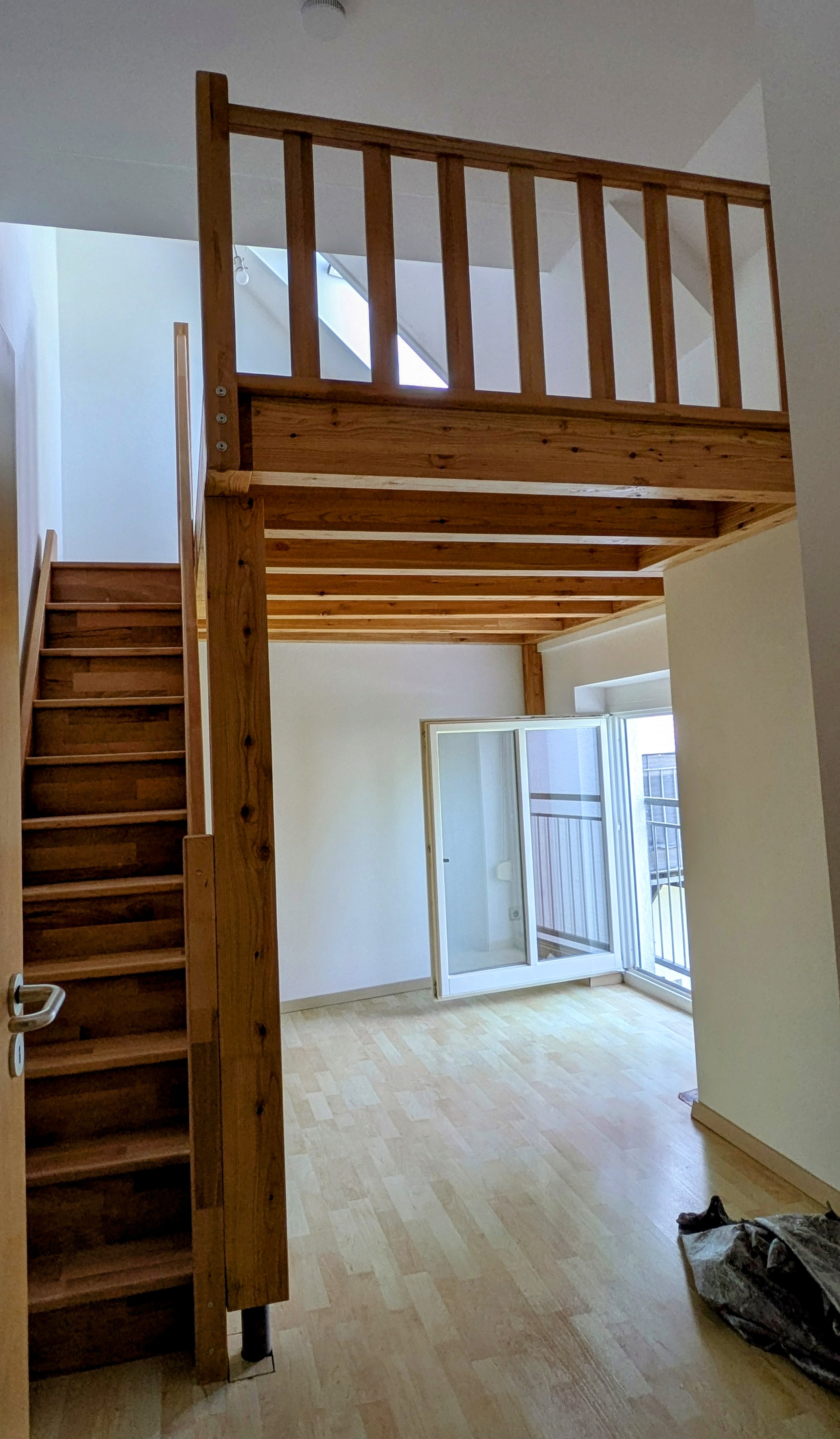 Das Bild zeigt die fertig montierte Zwischenebene mit integrierter Treppe im realen Raum. Die Konstruktion wurde exakt nach digitaler Planung umgesetzt und passt millimetergenau – ohne Nacharbeit vor Ort. Die Treppe bietet ausreichend Kopffreiheit, und die Raumnutzung ist optimal gelöst.