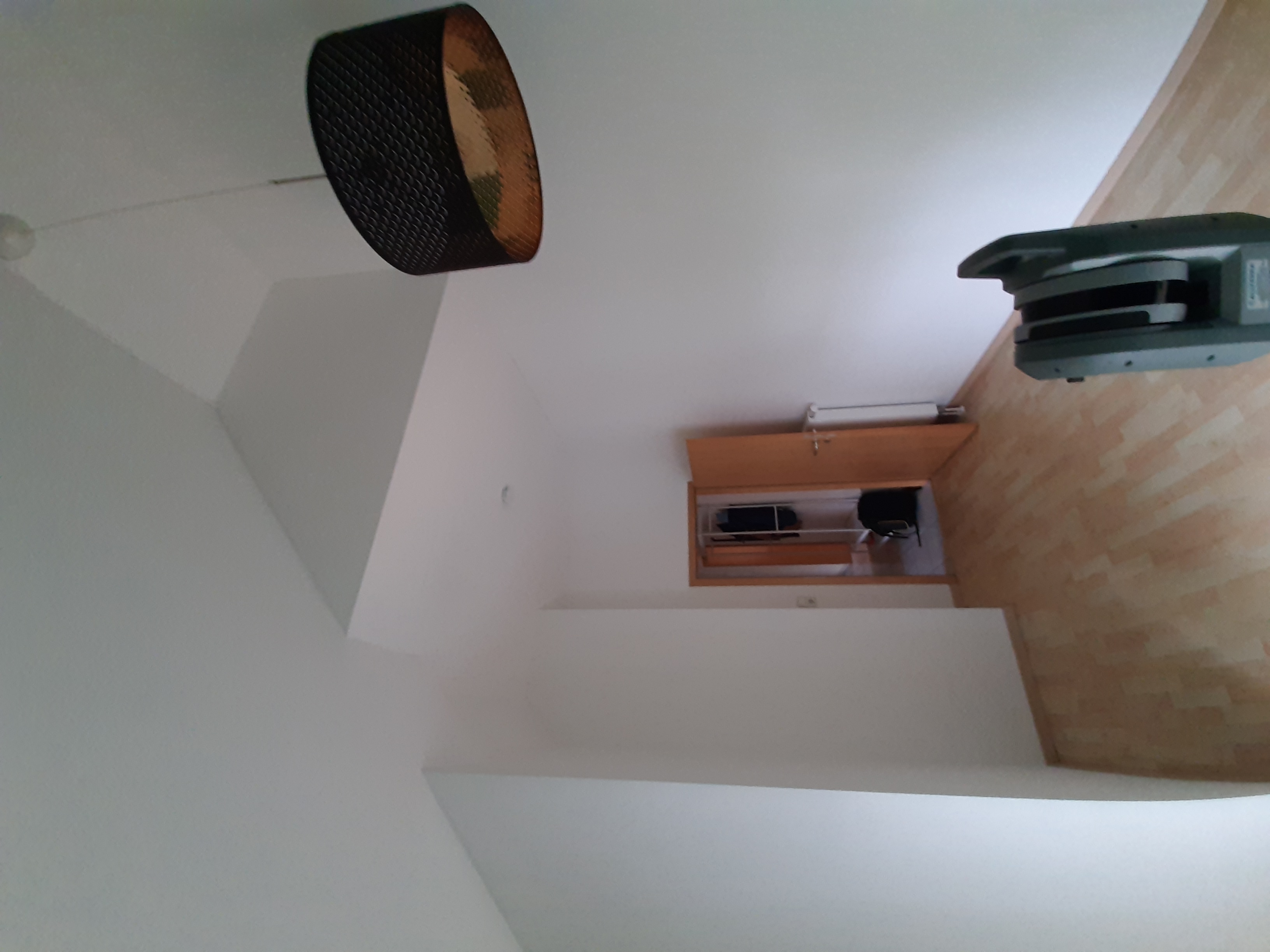 Blick auf den Raum mit hoher Decke und deutlich sichtbarer Dachschräge. Die Perspektive zeigt die geometrischen Einschränkungen, die bei der Planung der Zwischenebene und der Treppe berücksichtigt werden müssen.